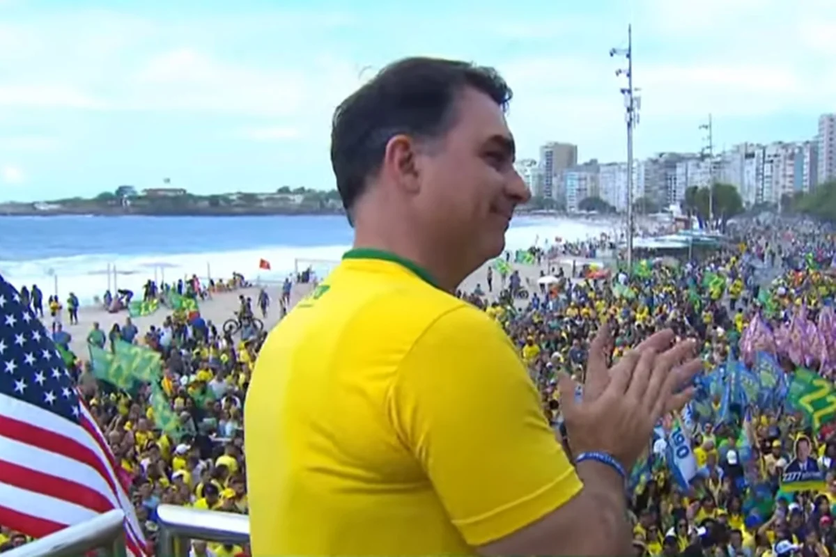 Flávio Bolsonaro durante ato de campanha em Copacabana