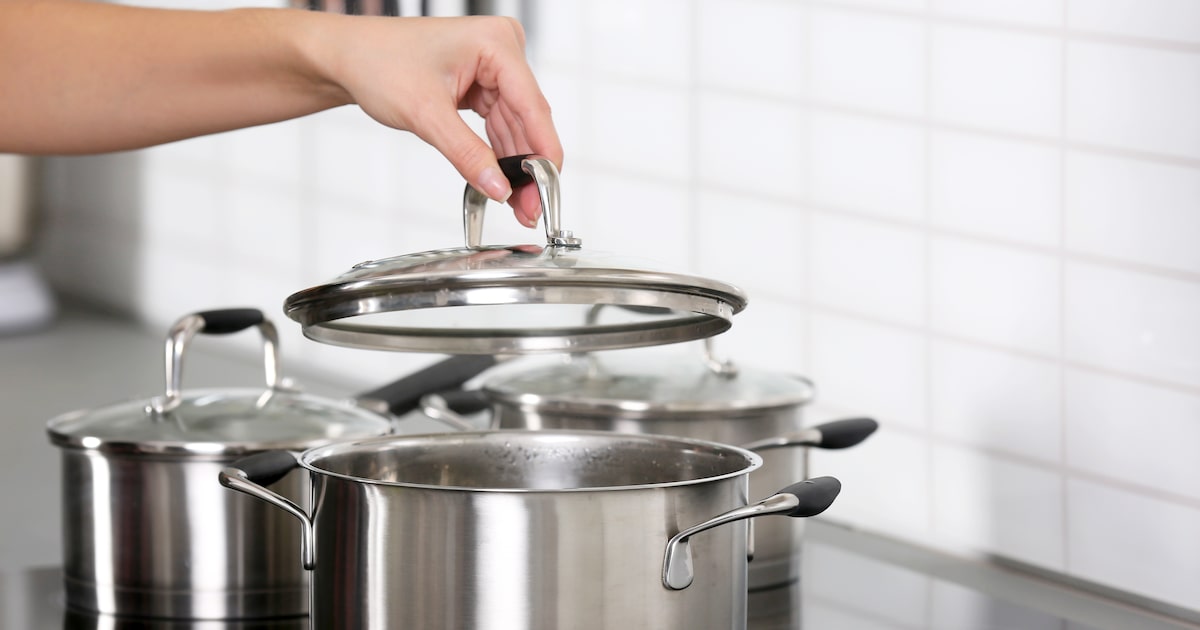 Panela com arroz branco cozido