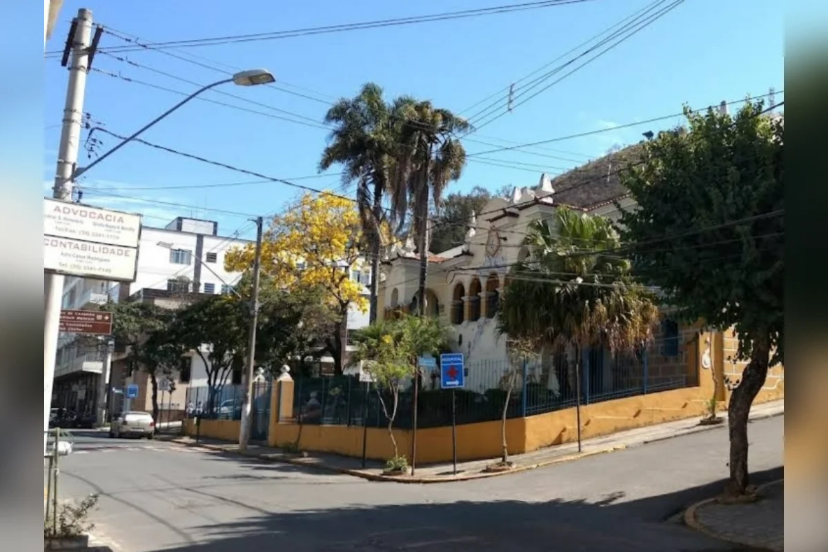 Fachada da Escola Padre Correia de Almeida, em Caxambu
