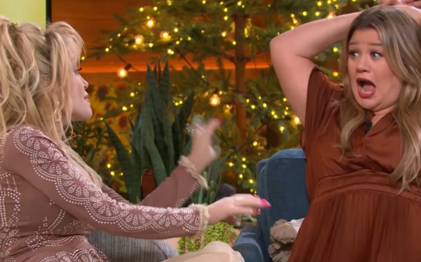 Dolly Parton durante entrevista ao The Kelly Clarkson Show