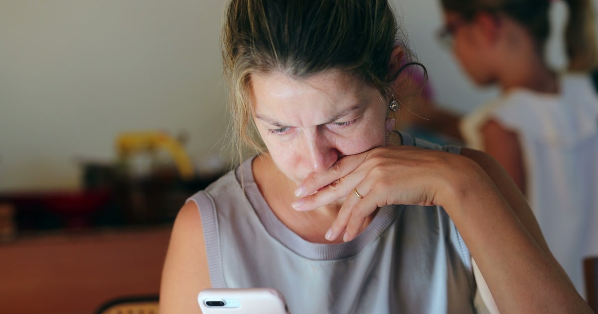Pessoa usa celular diante de conteúdos negativos