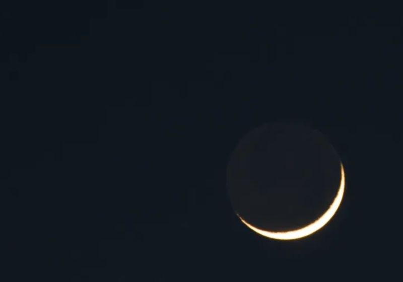 Lua parcialmente encoberta pela sombra da Terra durante eclipse lunar