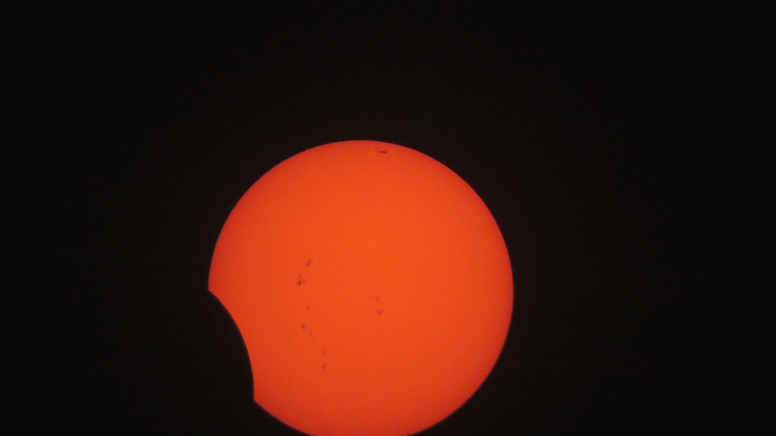 Lua parcialmente encoberta pela sombra da Terra durante eclipse lunar