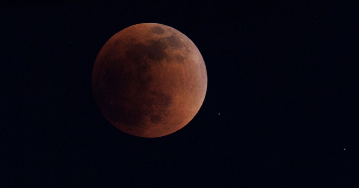Lua parcialmente encoberta pela sombra da Terra durante eclipse lunar