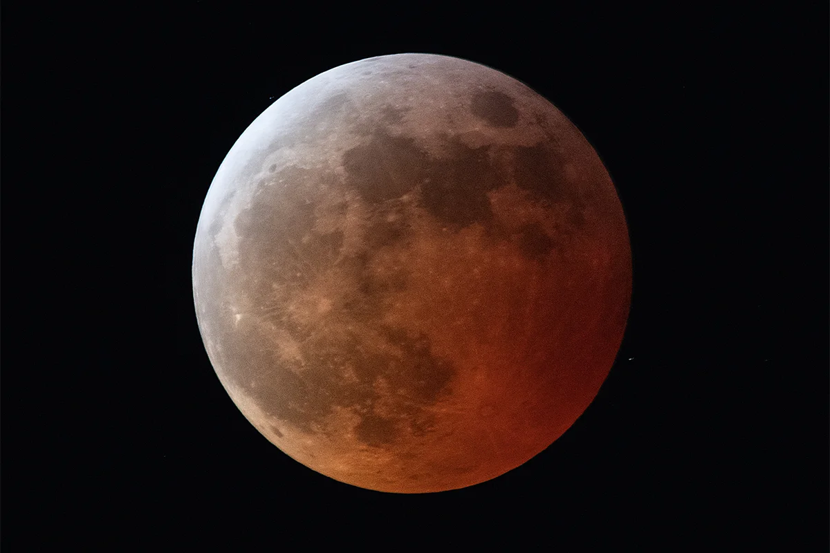Lua parcialmente encoberta pela sombra da Terra durante eclipse lunar
