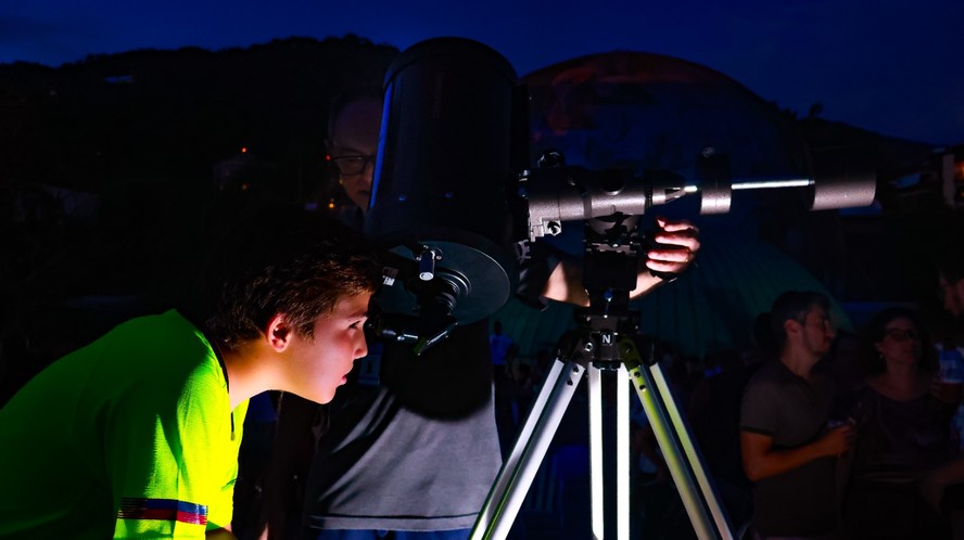 Pessoas observam o céu durante atividade no Planetário do Rio