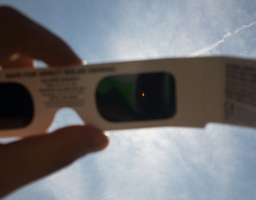 Óculos especiais para observação segura de eclipse solar