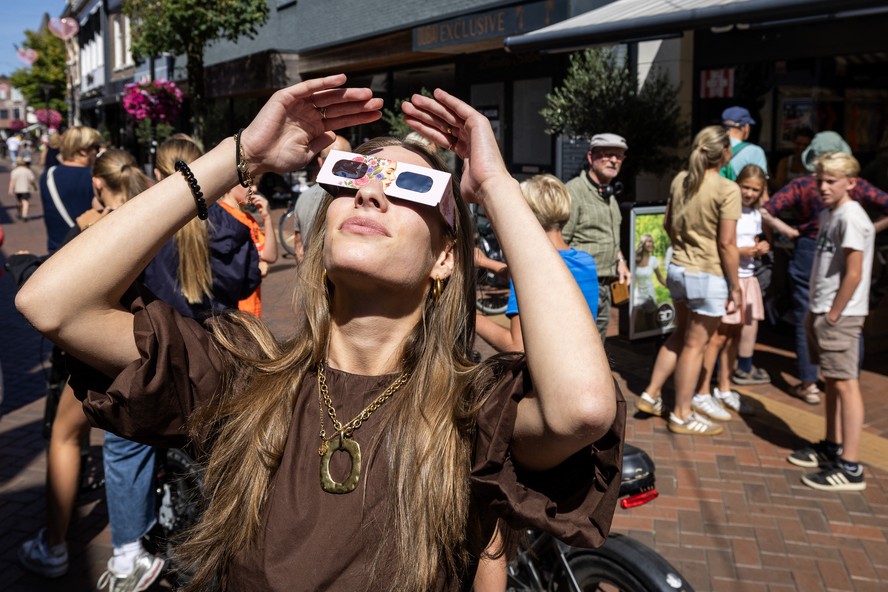 Óculos de proteção para observação de eclipse solar