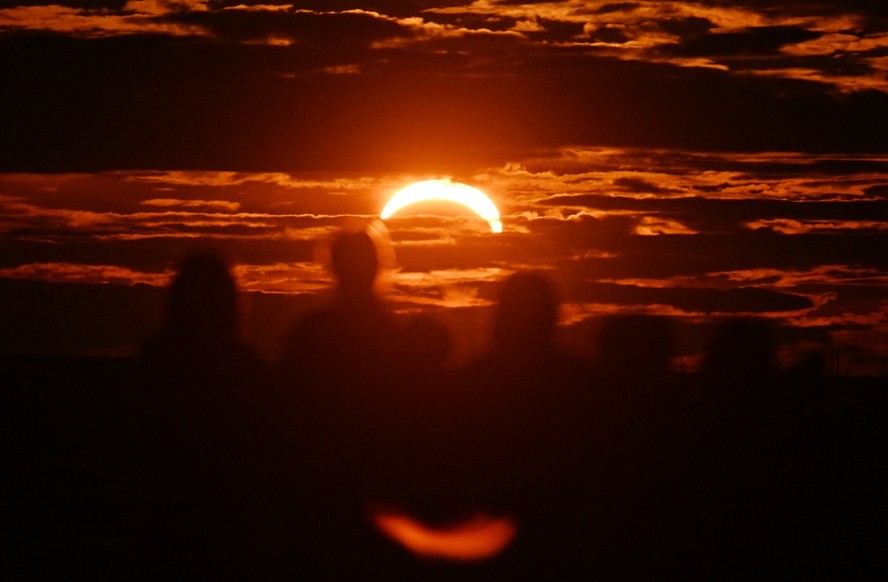 Lua encobre parcialmente o Sol no céu