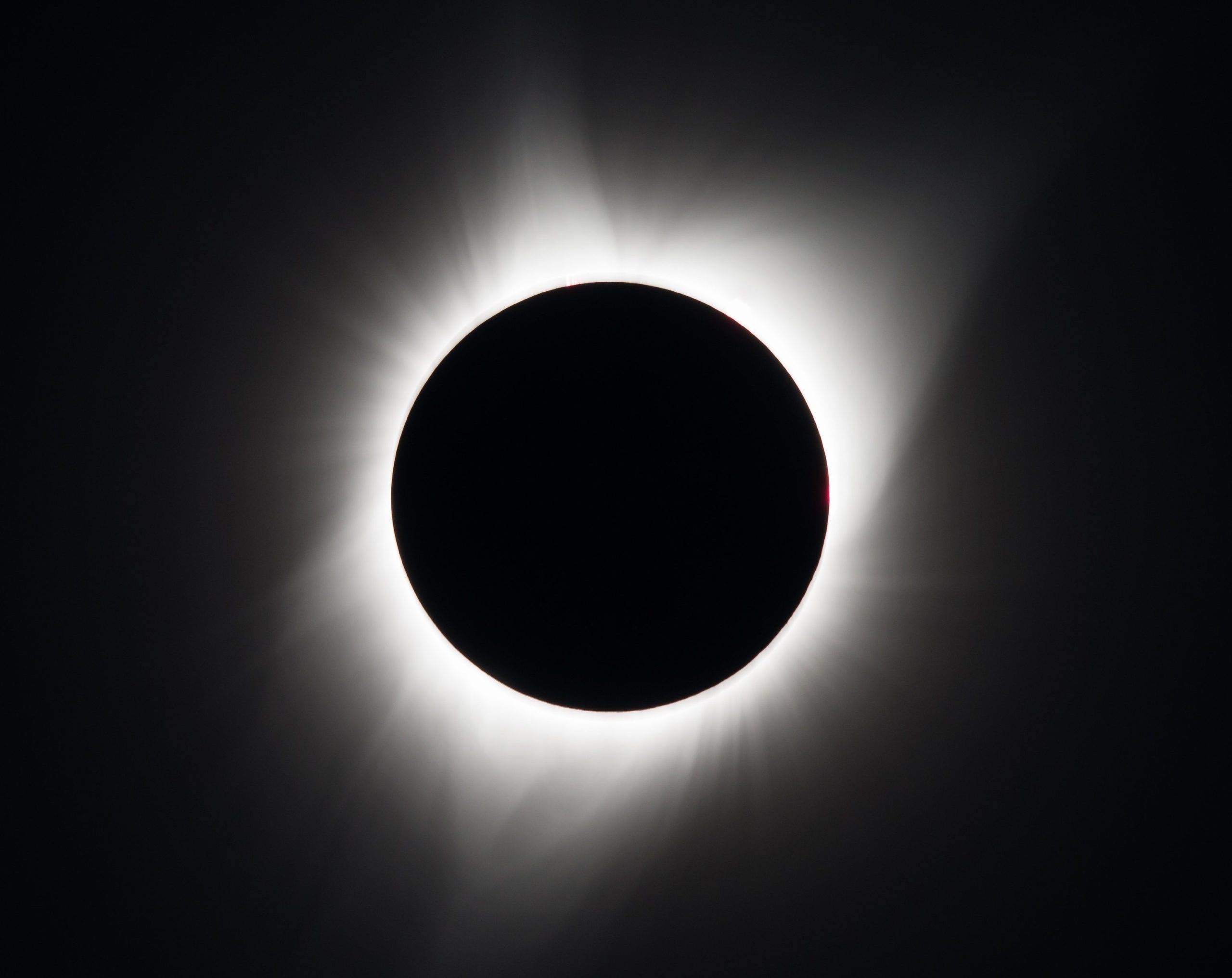 Eclipse solar total com a Lua encobrindo o Sol