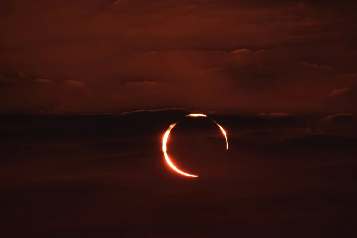 Eclipse solar total com a coroa do Sol visível ao redor da Lua