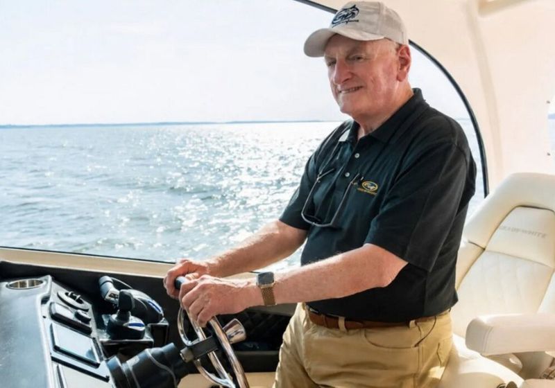 Eddie Smith Jr. em fábrica da Grady-White Boats