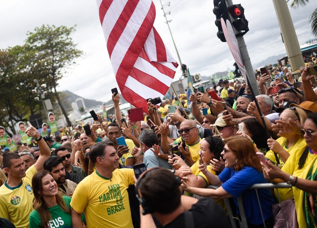 Flávio Bolsonaro e bandeira dos Estados Unidos em ato em Copacabana