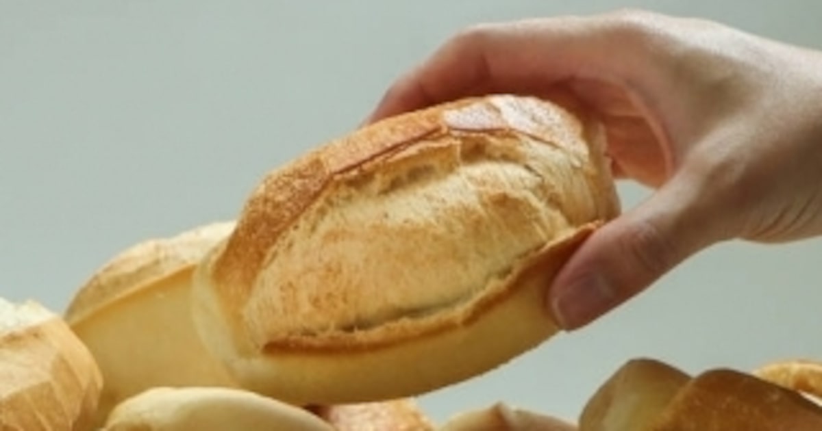 Pães franceses em cesta de padaria