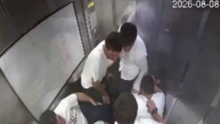 Elevador após queda em prédio residencial de Makhachkala, na Rússia