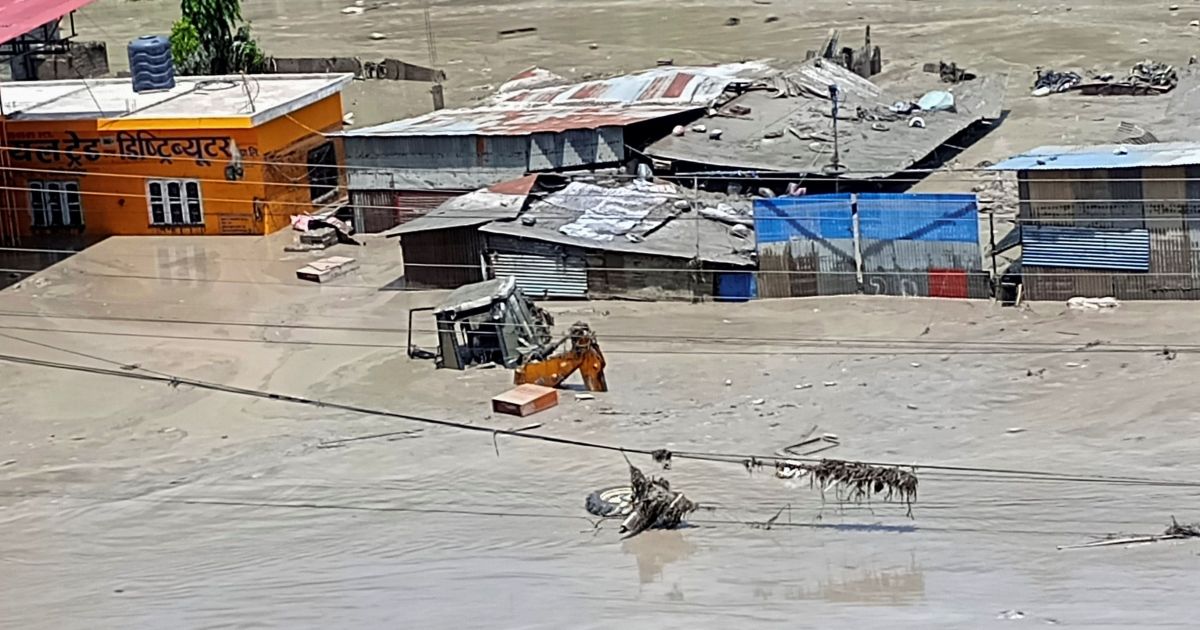 Área atingida por enchente na região montanhosa do Nepal