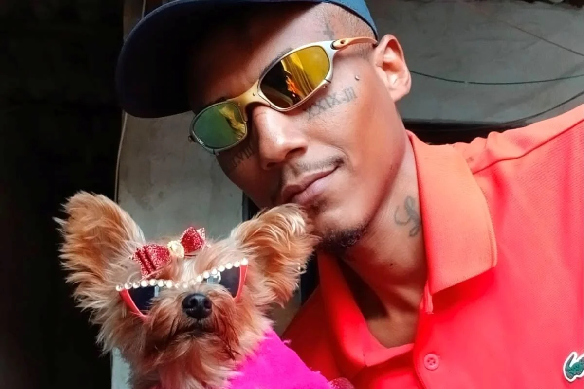 Matheus Osminio segura a cachorrinha Zoe