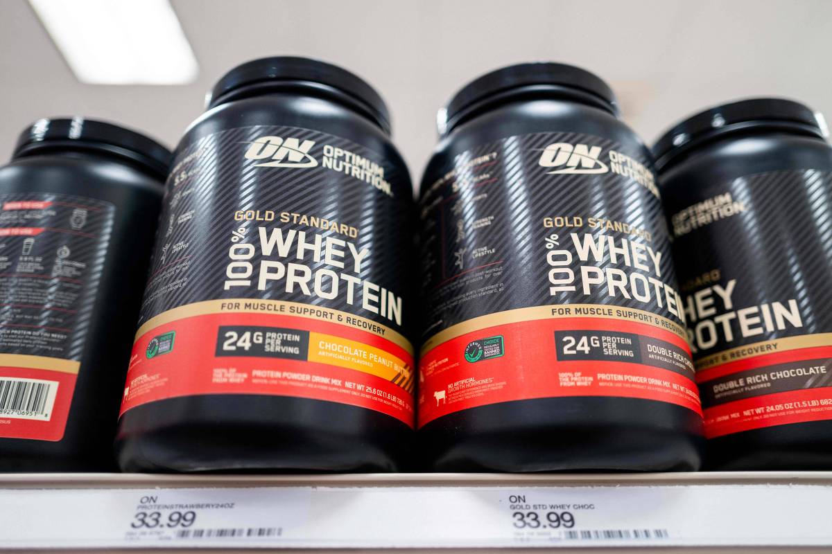 Potes de whey protein em prateleira de mercado