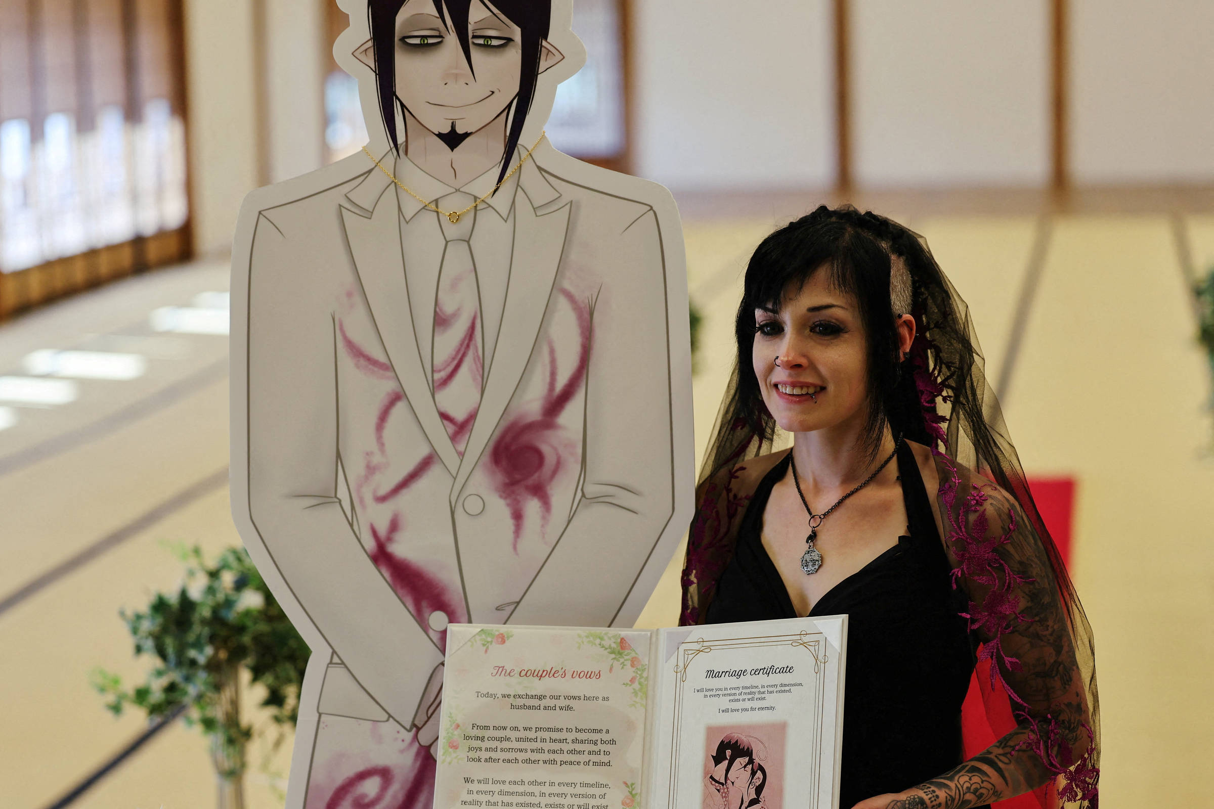 Mulher segura certificado de casamento com personagem de mangá no Japão