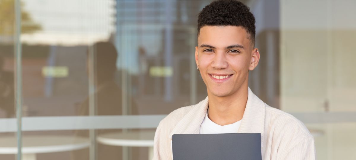 Estagiária usa computador em mesa de trabalho