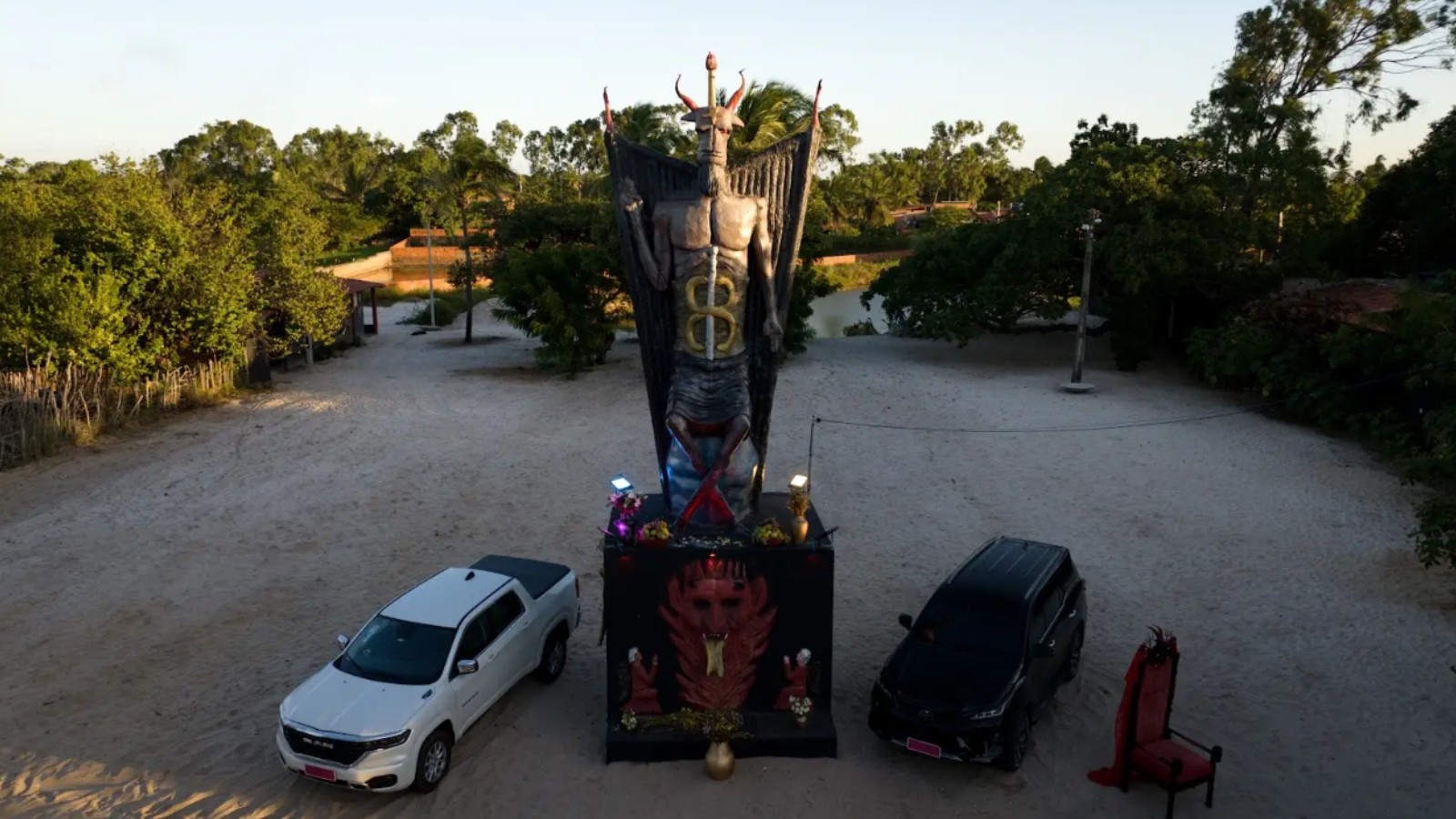 Estátua de 11 metros em homenagem ao Diabo no Palácio Estrela Negra da Quimbanda