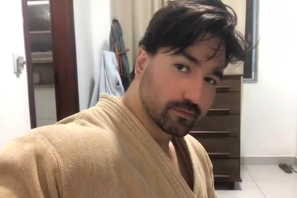 Alexandre Fonseca Toledo Figueiredo em ambiente interno
