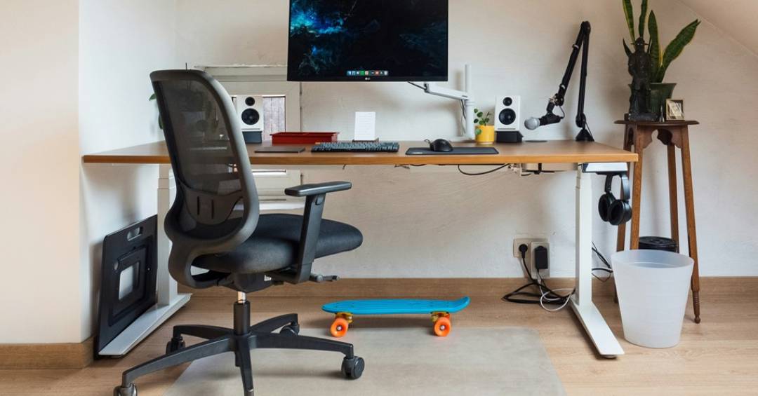 Pessoa trabalhando em notebook em ambiente doméstico