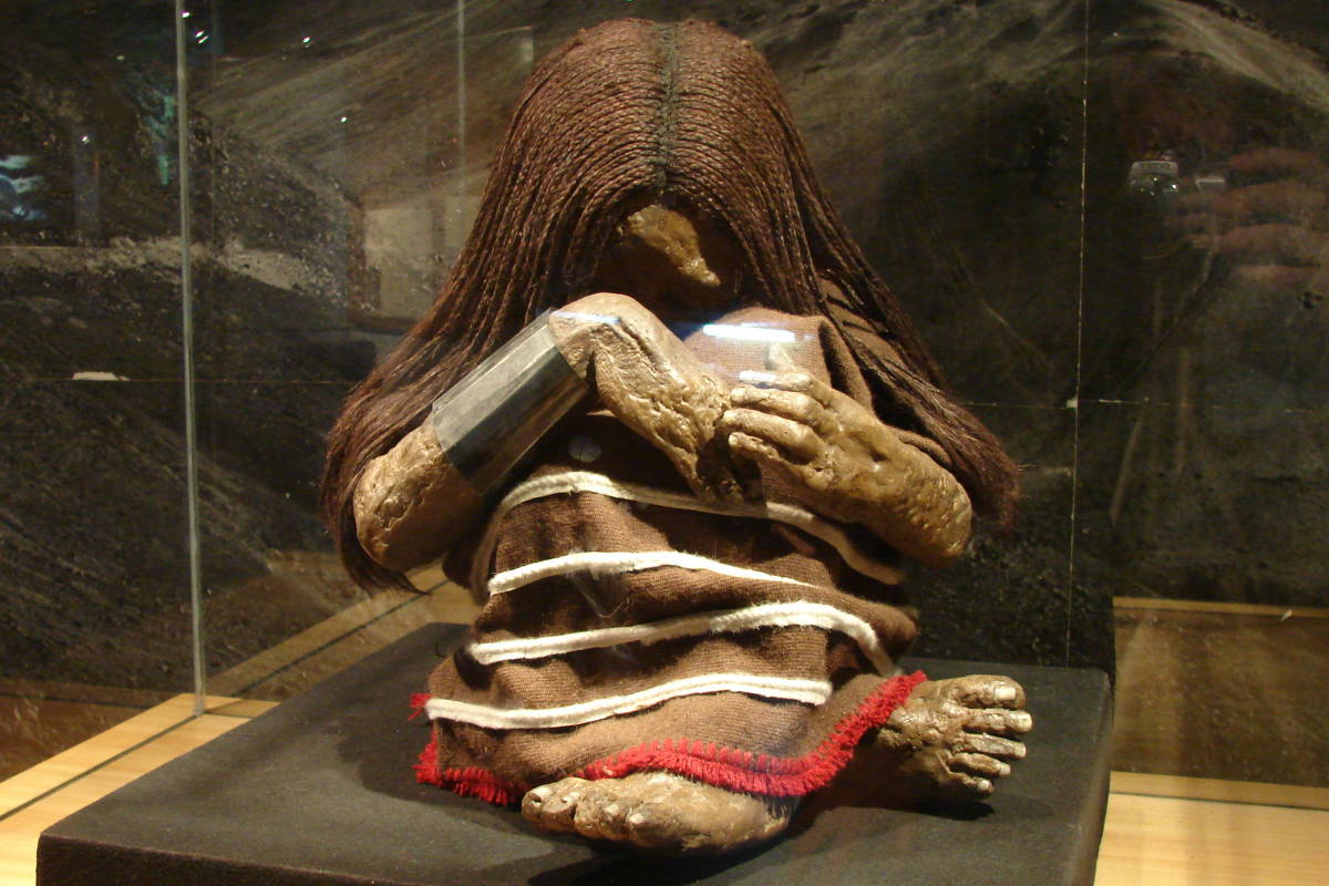 Réplica do Menino de El Plomo em vitrine