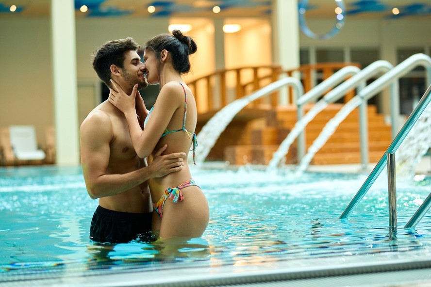Pessoa submersa em piscina