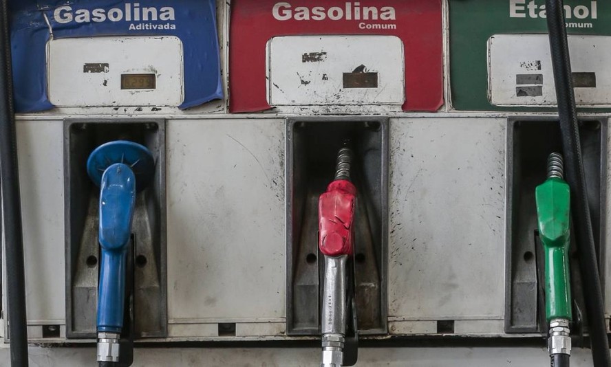 Bicos de abastecimento de gasolina e etanol em posto de combustíveis