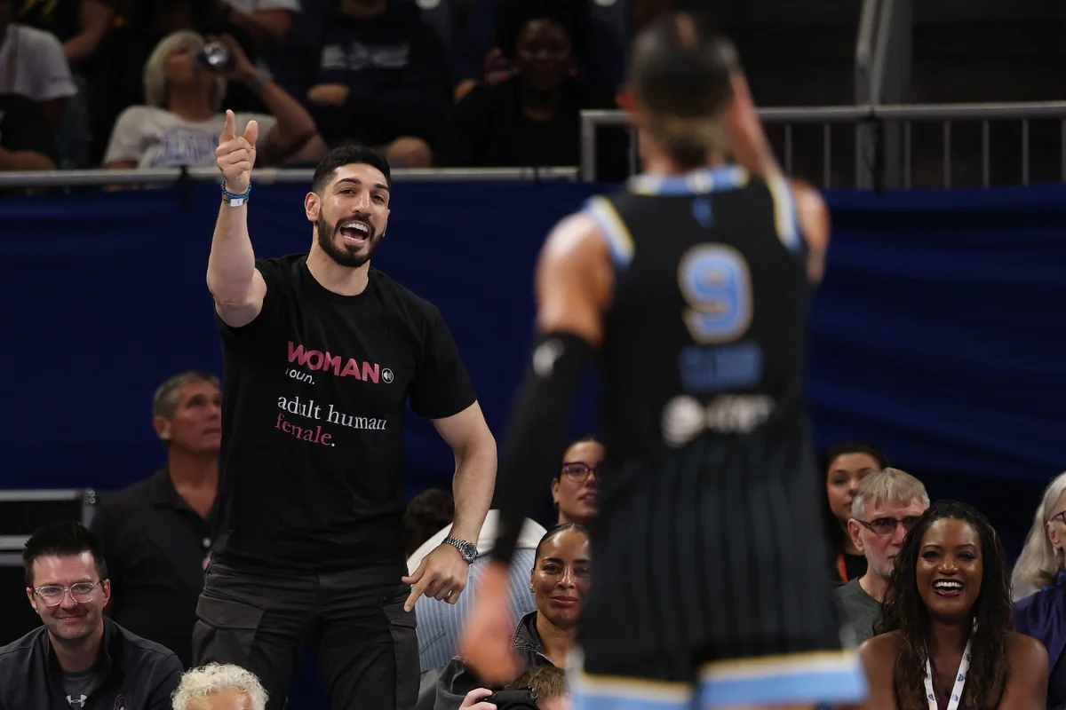 Enes Kanter Freedom com camisa de protesto em jogo da WNBA