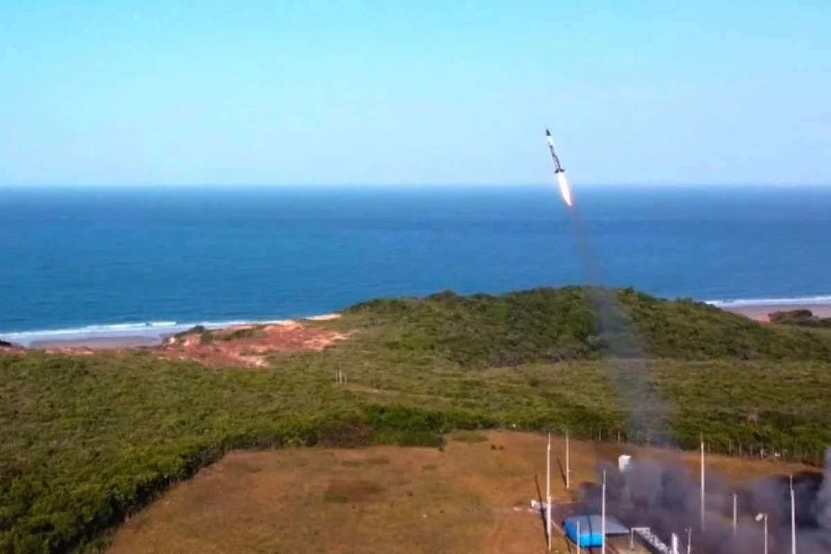Foguete Sebit durante lançamento no Centro de Lançamento de Alcântara