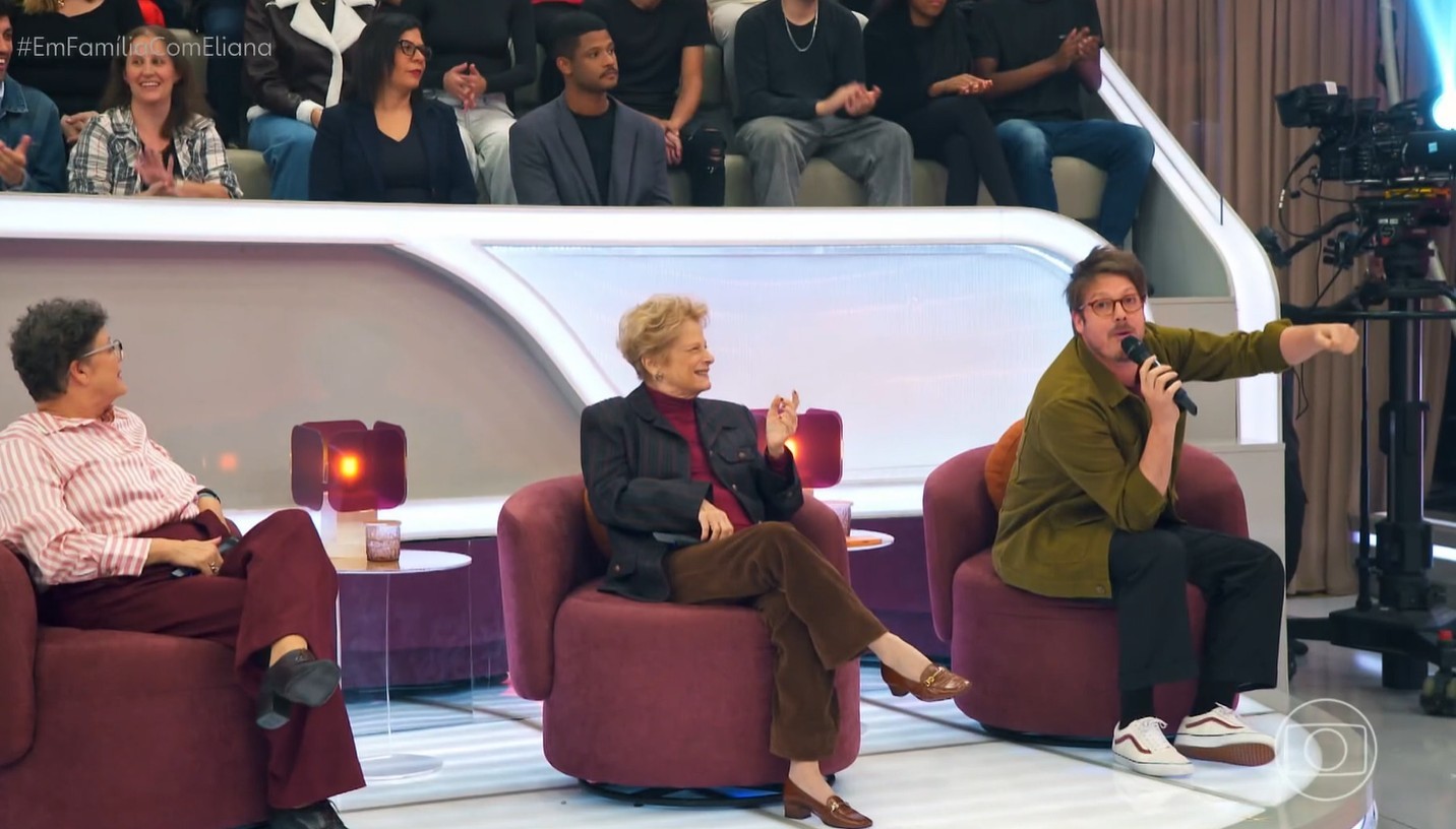 Fábio Porchat conversa com integrantes do grupo Revelação no palco