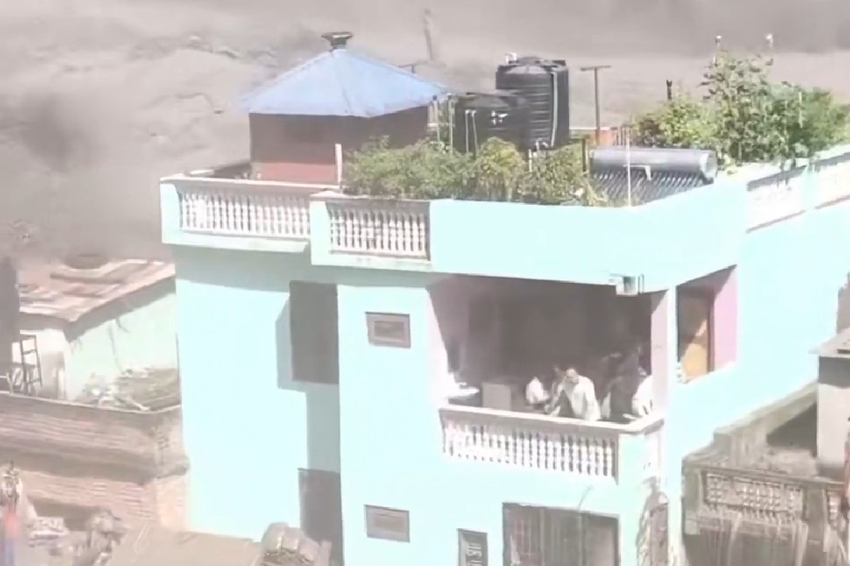Família em varanda cercada por enxurrada de lama no Nepal