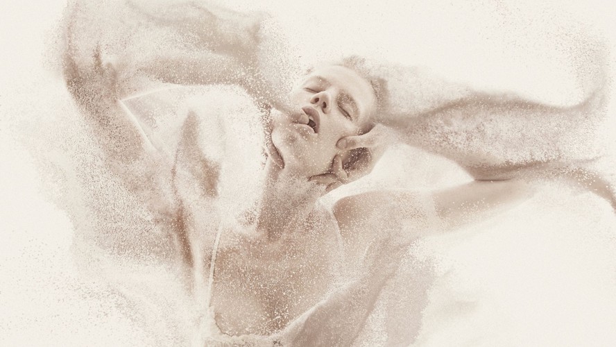 Pessoa em cena que remete a fantasias e imaginação sexual