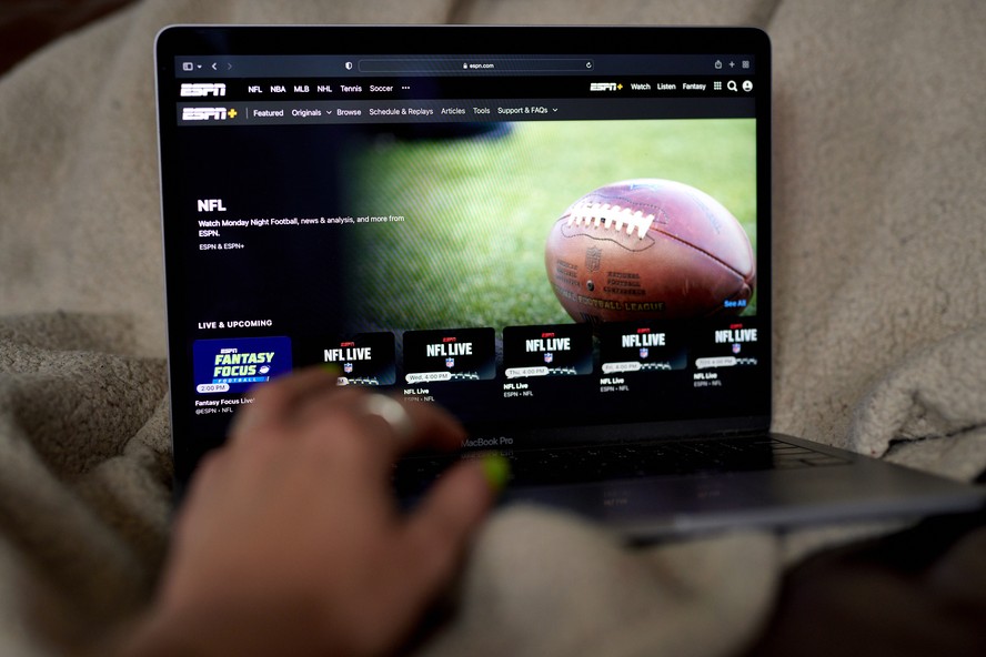 Tela do ESPN+ com transmissão de futebol americano
