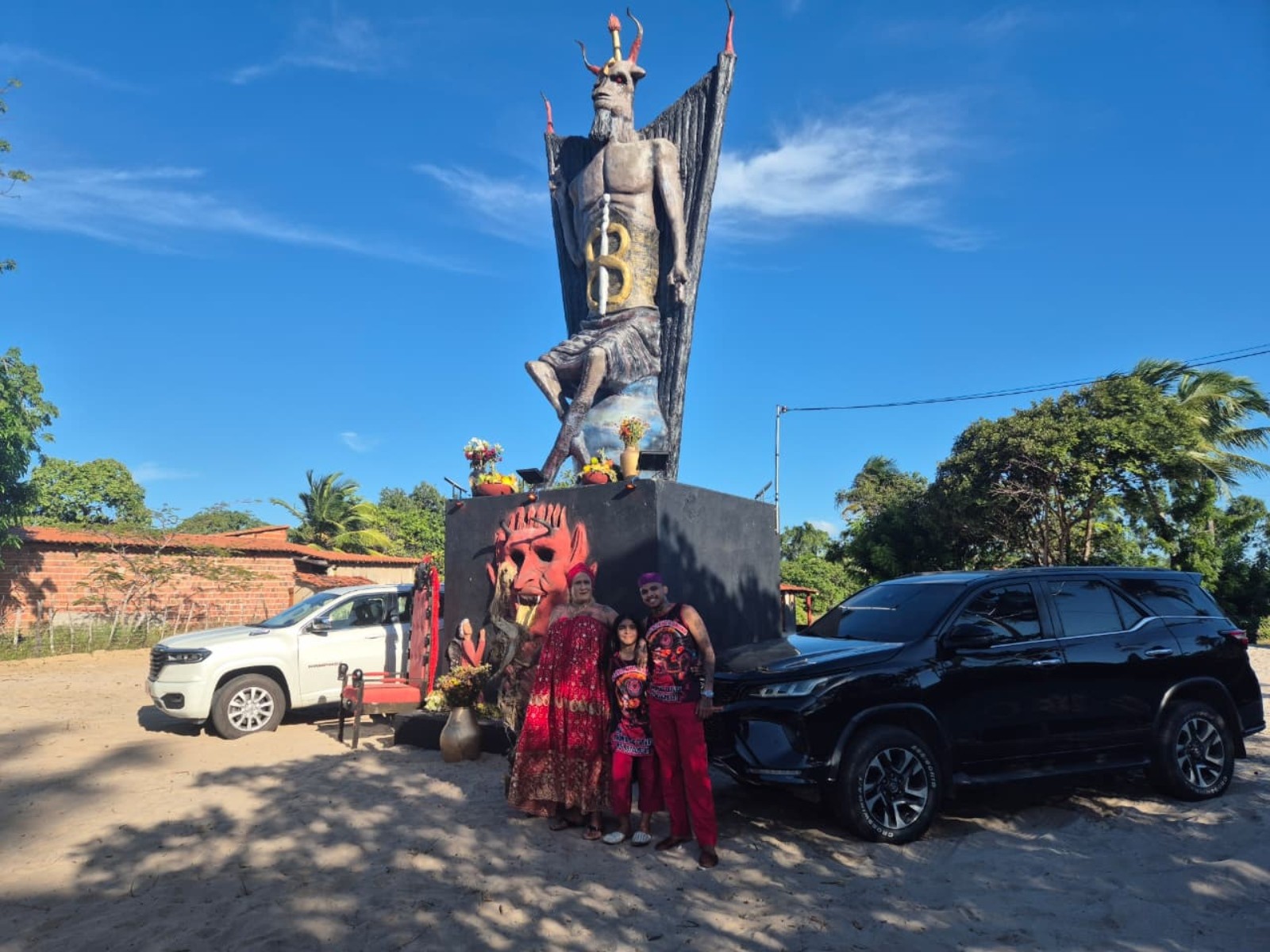 Estátua de 11 metros em homenagem ao Diabo na Taíba, Ceará