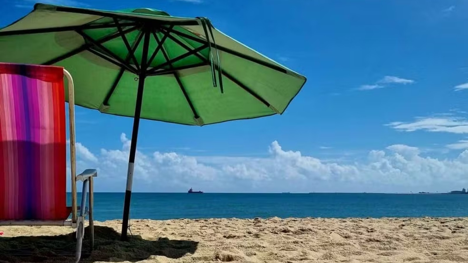 Praia com mar e faixa de areia em Fortaleza, no Ceará