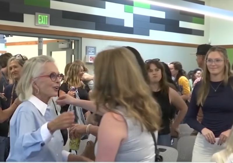 Professores recebem cheques durante reunião no distrito escolar de Ross Valley