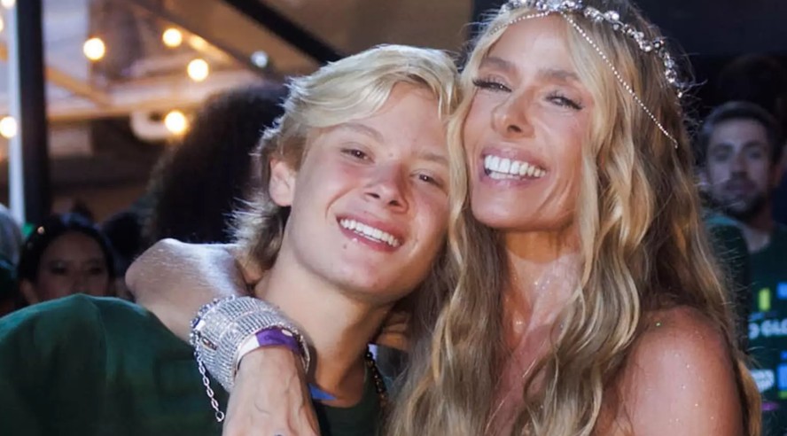 Adriane Galisteu ao lado do filho Vittorio