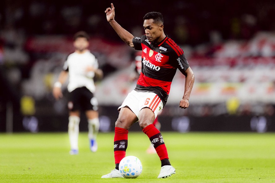 Alex Sandro durante partida pelo Flamengo