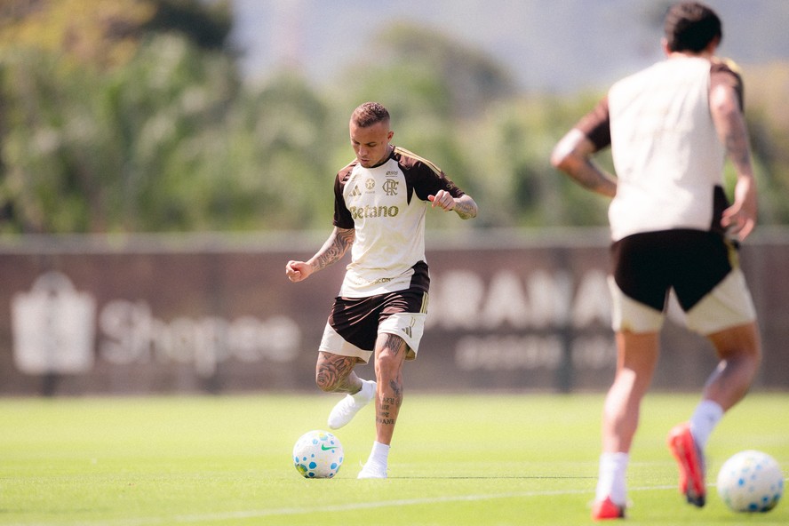 Everton Cebolinha com uniforme do Flamengo