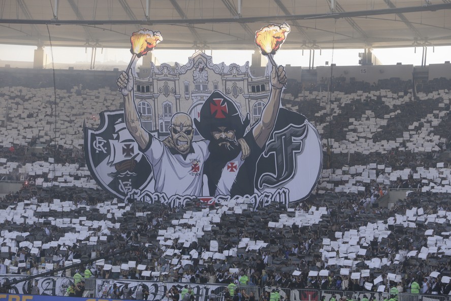 Mosaico da torcida do Vasco no Maracanã durante final da Copa do Brasil