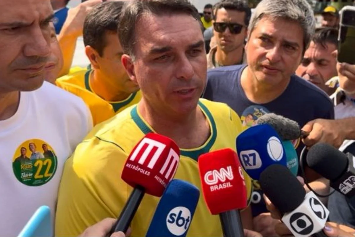 Flávio Bolsonaro em embarcação durante ato de campanha em Angra dos Reis