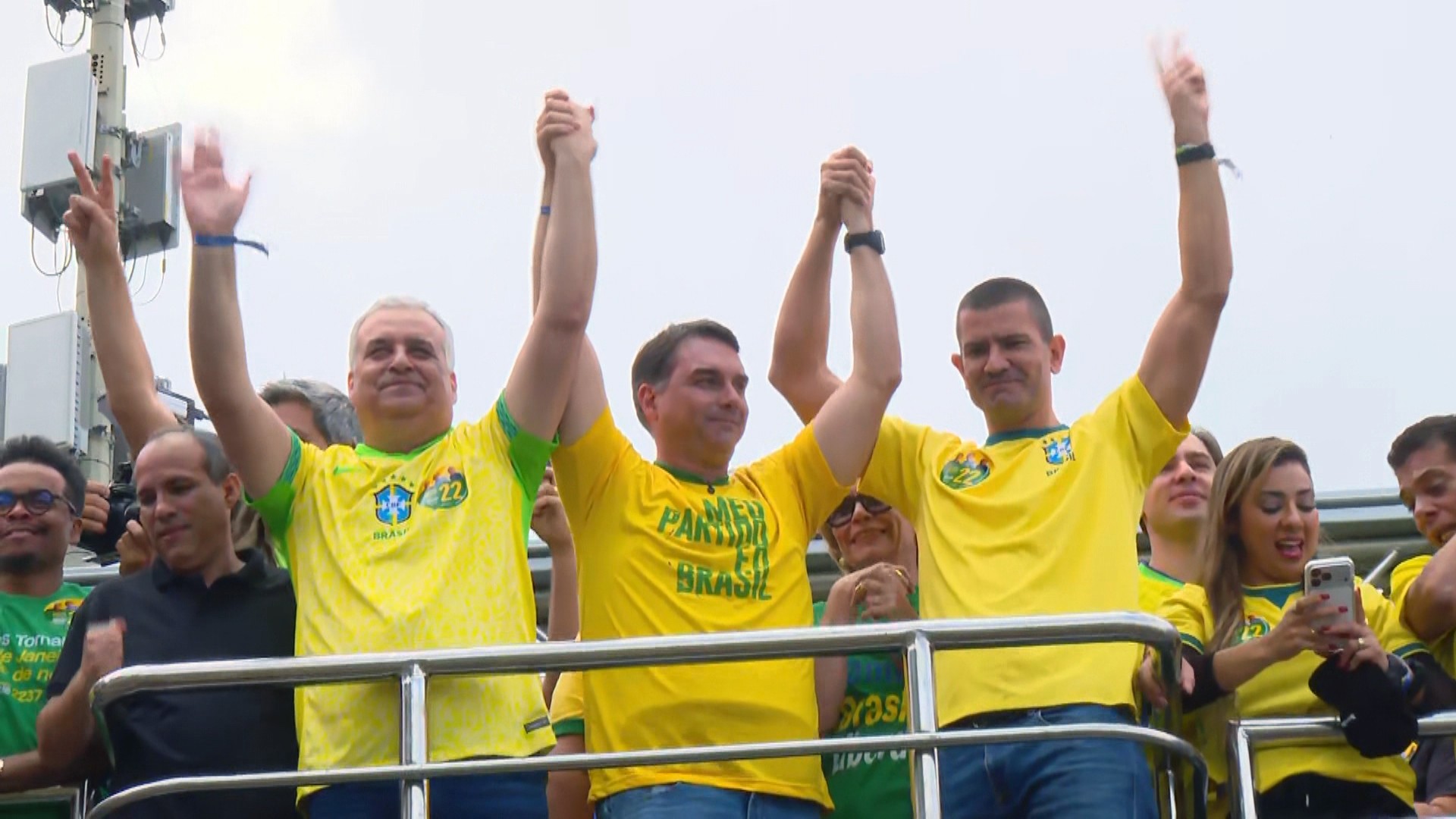 Alfredo Gaspar, Flávio Bolsonaro e Douglas Ruas em trio elétrico