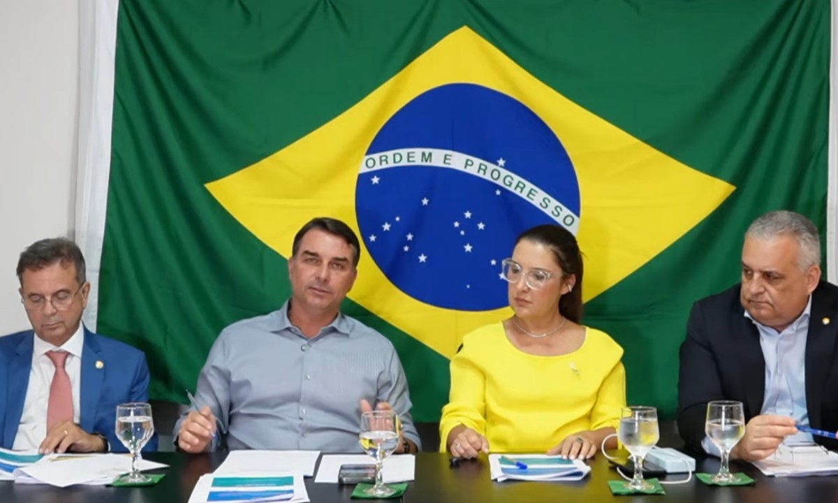 Flávio Bolsonaro com aliados durante transmissão ao vivo