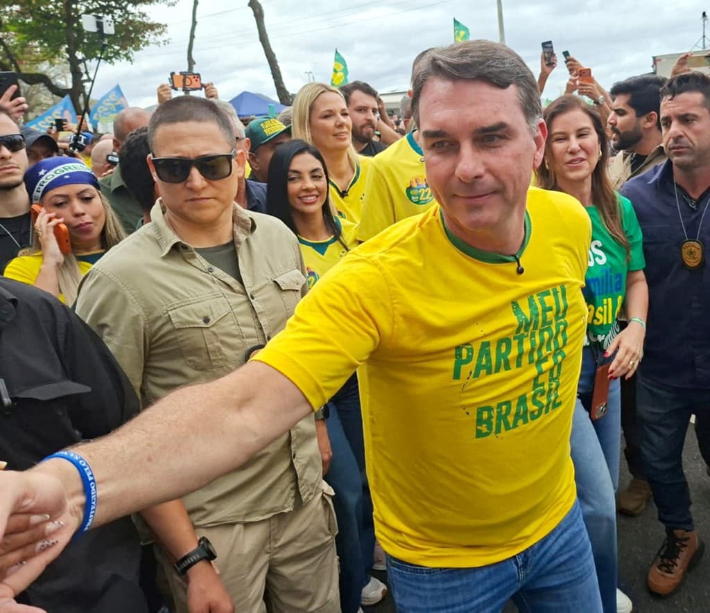 Flávio Bolsonaro durante campanha no Rio de Janeiro