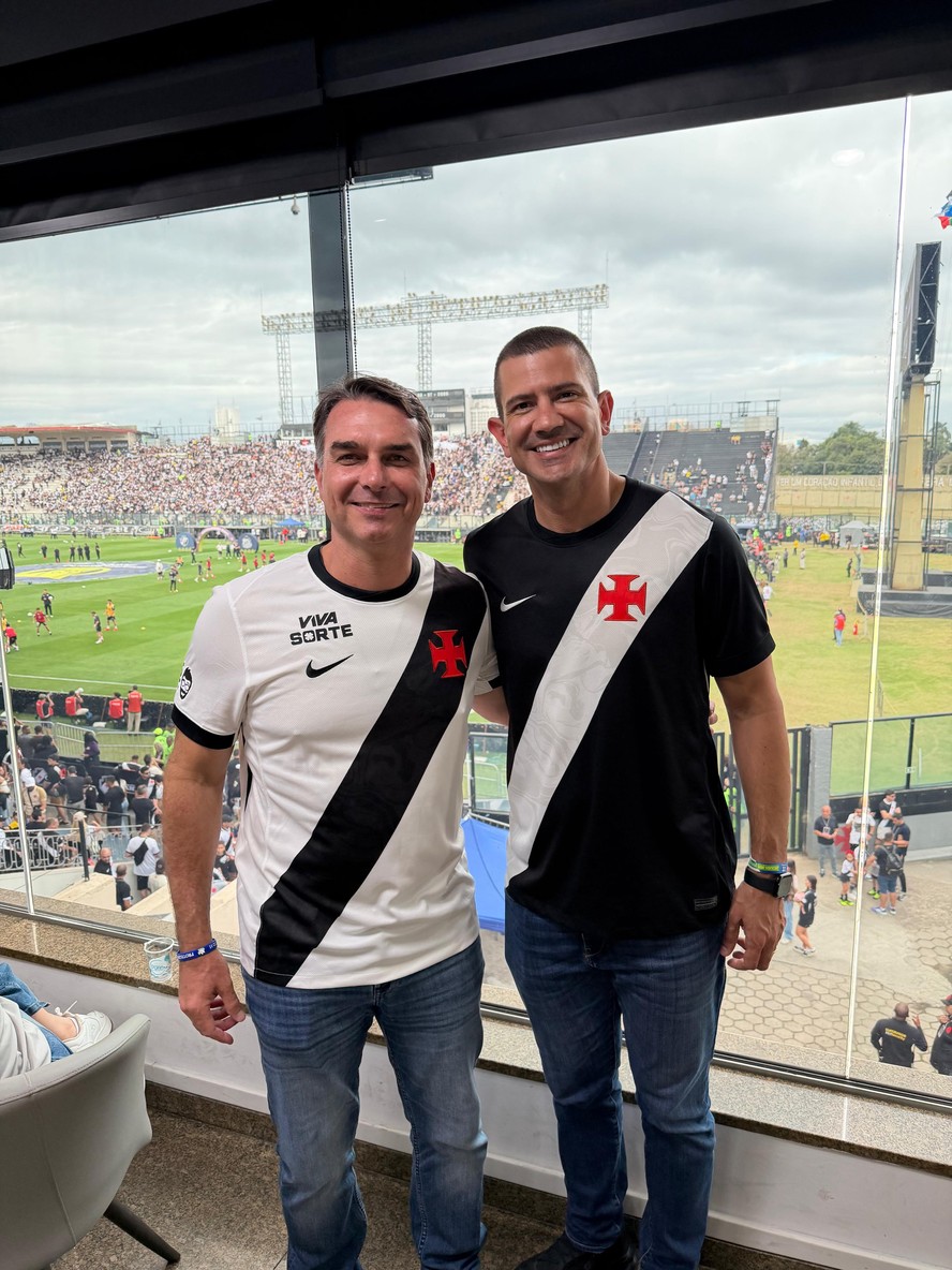 Flávio Bolsonaro e Douglas Ruas em São Januário