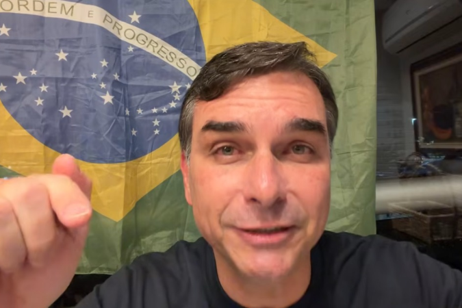 Flávio Bolsonaro durante declaração em vídeo
