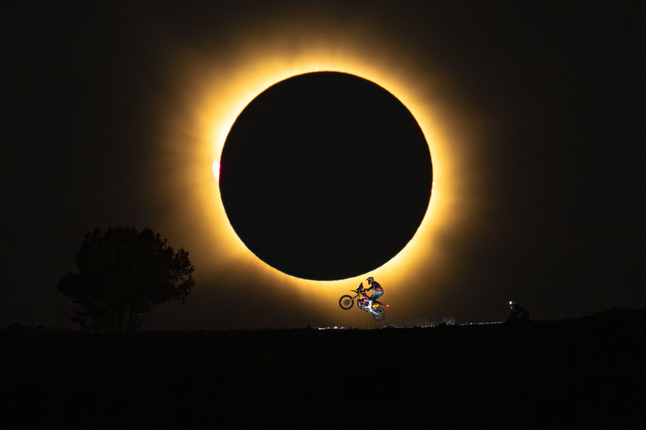 Piloto Edgar Canet empina moto diante de eclipse solar
